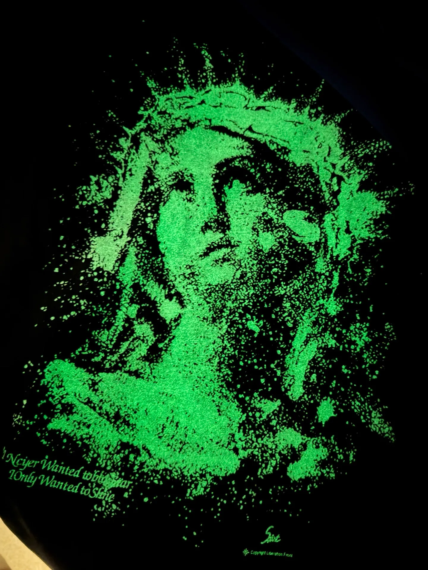 ❥8033#P136 Saint Mxxxxxx New luminous Jesus head is made of double yarn cotton batik fabric 280g, comfortable and breathable to wear. Full of street feel, loose fit. Craftsmanship: luminous printing + graffiti + spray coding, batik and wash. Size: (S-M-L-XL) Color: Washed black